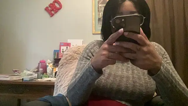 Snapshot of MommyConfident chatting on 22, 12, 2025 MommyConfident online show from 22, 12, 2025