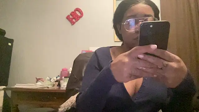 Snapshot of MommyConfident chatting on 30, 11, 2025 MommyConfident online show from 30, 11, 2025