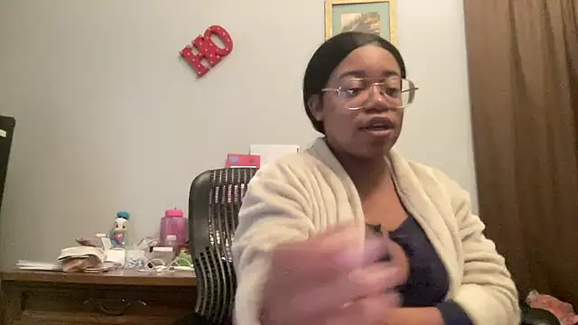 Snapshot of MommyConfident chatting on 13, 11, 2025 MommyConfident online show from 13, 11, 2025