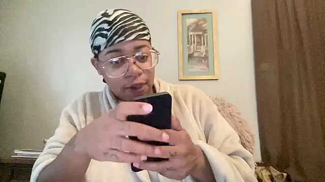 Snapshot of MommyConfident chatting on 18, 11, 2025 MommyConfident online show from 18, 11, 2025