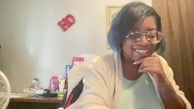 Snapshot of MommyConfident chatting on 24, 10, 2025 MommyConfident online show from 24, 10, 2025