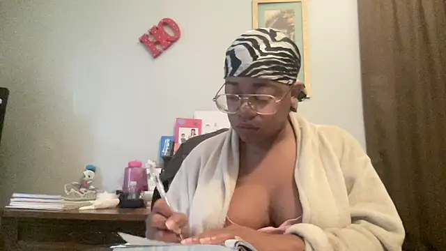 Snapshot of MommyConfident chatting on 28, 10, 2025 MommyConfident online show from 28, 10, 2025
