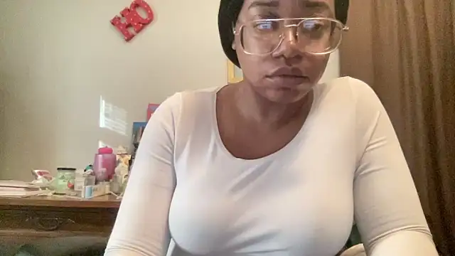 Snapshot of MommyConfident chatting on 4, 12, 2025 MommyConfident online show from 4, 12, 2025