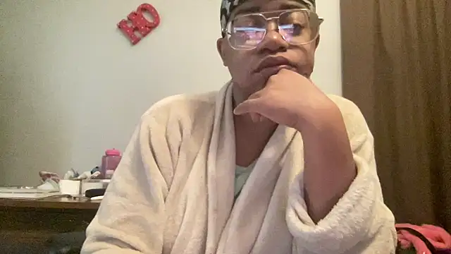 Snapshot of MommyConfident chatting on 25, 11, 2025 MommyConfident online show from 25, 11, 2025