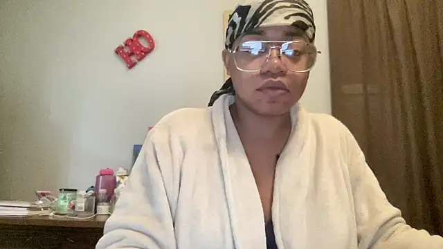 Snapshot of MommyConfident chatting on 5, 12, 2025 MommyConfident online show from 5, 12, 2025