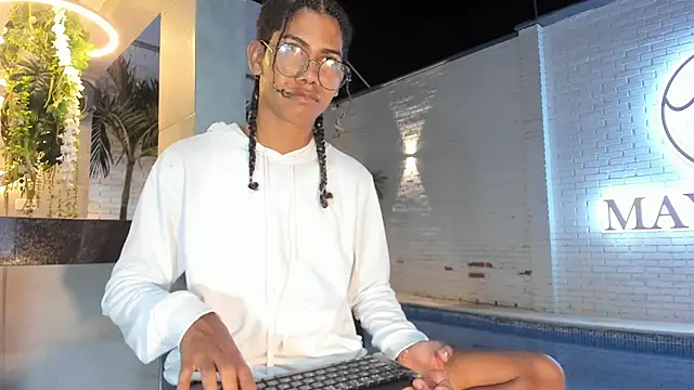 Snapshot of Maxim-Walker chatting on 15, 11, 2025 Maxim-Walker online show from 15, 11, 2025