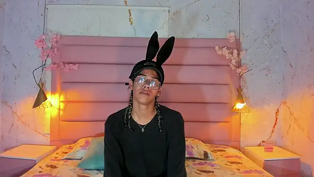 Snapshot of Maxim-Walker chatting on 28, 10, 2025 Maxim-Walker online show from 28, 10, 2025