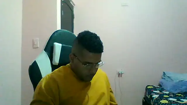 SaucyAffair0 online show from 25, 6, 2026