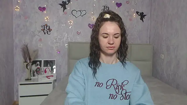 Snapshot of KaraCriegs chatting on 6, 3, 2025 KaraCriegs online show from 6, 3, 2025