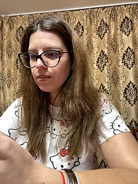 NadiraNoor online show from 5, 3, 2025