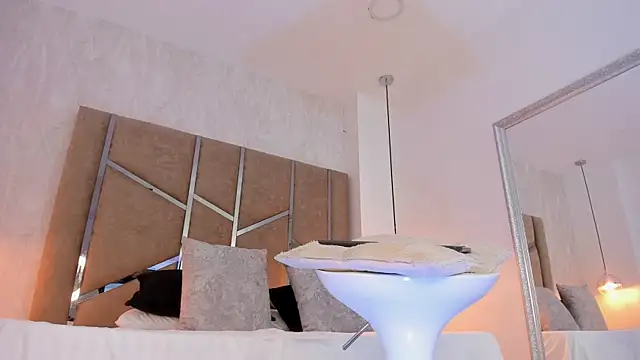 Martinaa Jones  online show from 18, 12, 2025