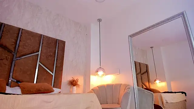 Martinaa Jones  online show from 9, 11, 2025