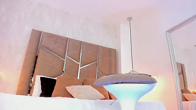 Martinaa Jones  online show from 29, 3, 2026