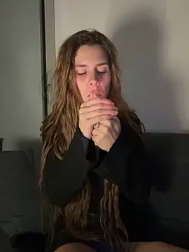 EmiliaCatalina online show from 15, 4, 2026