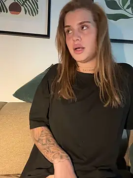 EmiliaCatalina online show from 8, 9, 2025
