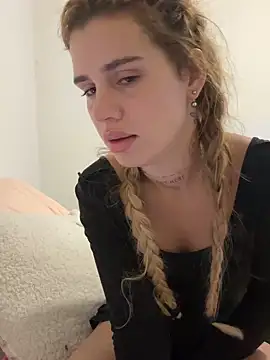 Snapshot of EmiliaCatalina chatting on 13, 10, 2025 EmiliaCatalina online show from 13, 10, 2025