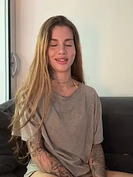 Snapshot of EmiliaCatalina chatting on 17, 5, 2026 EmiliaCatalina online show from 17, 5, 2026
