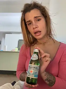 Snapshot of EmiliaCatalina chatting on 8, 11, 2025 EmiliaCatalina online show from 8, 11, 2025