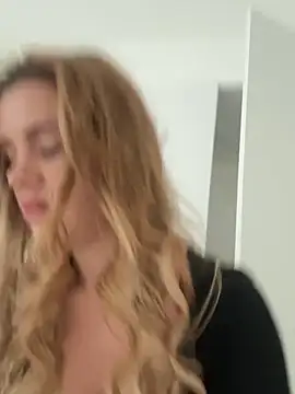 Snapshot of EmiliaCatalina chatting on 1, 11, 2025 EmiliaCatalina online show from 1, 11, 2025