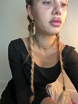 Snapshot of EmiliaCatalina chatting on 16, 11, 2025 EmiliaCatalina online show from 16, 11, 2025