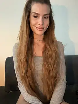 Snapshot of EmiliaCatalina chatting on 4, 7, 2026 EmiliaCatalina online show from 4, 7, 2026