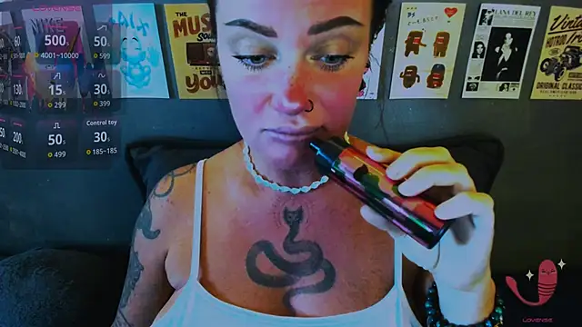 Snapshot of EllieOz chatting on 22, 4, 2026 EllieOz online show from 22, 4, 2026