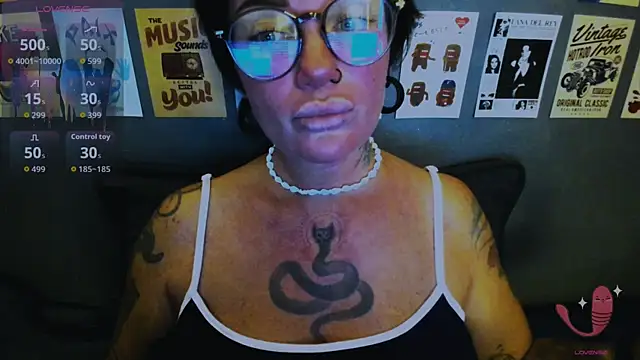Snapshot of EllieOz chatting on 6, 5, 2026 EllieOz online show from 6, 5, 2026