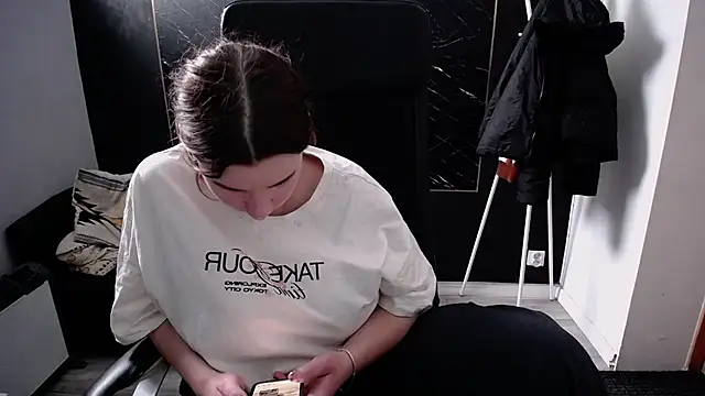 littleviki7 online show from 24, 11, 2025