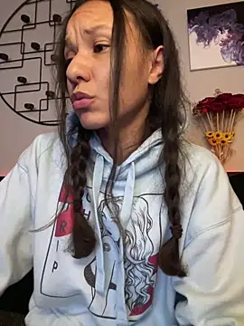 Snapshot of _Neeka_ chatting on 4, 12, 2024 Neeka online show from 4, 12, 2024