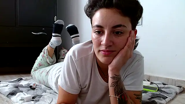 Snapshot of linda_33 chatting on 17, 10, 2025 linda 33 online show from 17, 10, 2025