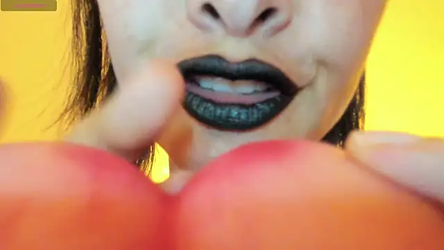 Snapshot of queen_fetish chatting on 18, 11, 2025 queen fetish online show from 18, 11, 2025