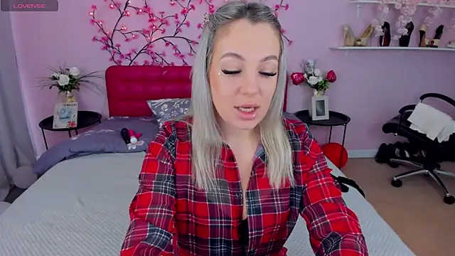 Snapshot of DanikaMorri chatting on 2, 3, 2025 DanikaMorri online show from 2, 3, 2025