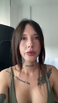 Snapshot of BellaGiaxx chatting on 1, 11, 2025 BellaGiaxx online show from 1, 11, 2025