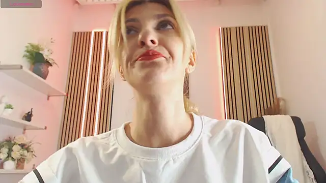 Snapshot of RileyLanna chatting on 10, 11, 2025 RileyLanna online show from 10, 11, 2025