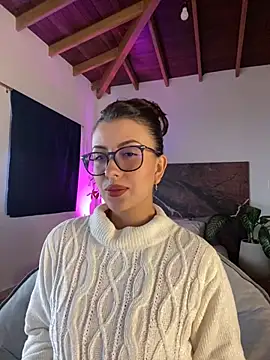 Snapshot of EmaSaenz chatting on 5, 2, 2025 EmaSaenz online show from 5, 2, 2025