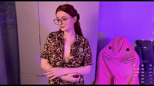 Snapshot of RozieRose chatting on 10, 9, 2025 RozieRose online show from 10, 9, 2025