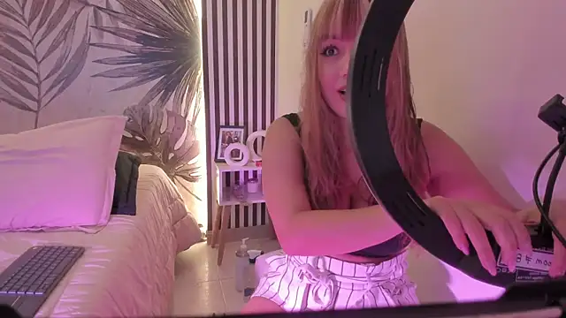 Samaantha-White online show from 10, 4, 2026