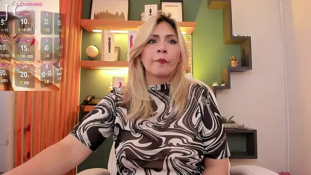 Snapshot of Melanie_silver_ chatting on 11, 3, 2025 Melanie silver online show from 11, 3, 2025