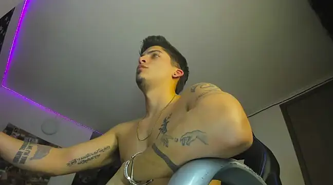 Snapshot of charlie_hotxxx chatting on 14, 3, 2025 charlie hotxxx online show from 14, 3, 2025