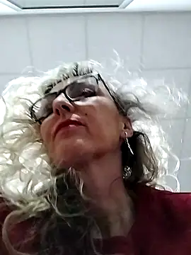 Snapshot of Tinuus chatting on 4, 3, 2025 Tinuus online show from 4, 3, 2025