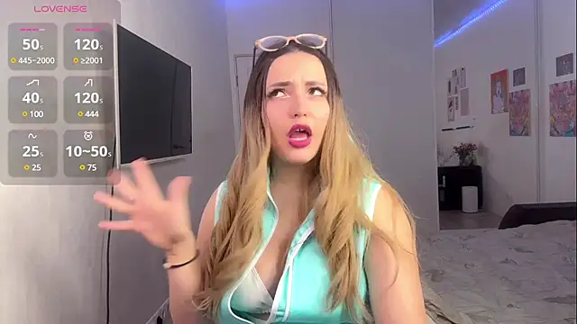 Snapshot of HoneySweetBee chatting on 8, 2, 2025 HoneySweetBee online show from 8, 2, 2025