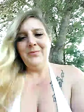 Snapshot of BecciDeluxe chatting on 2, 11, 2025 BecciDeluxe online show from 2, 11, 2025