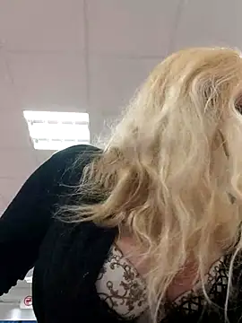 BecciDeluxe online show from 9, 1, 2026