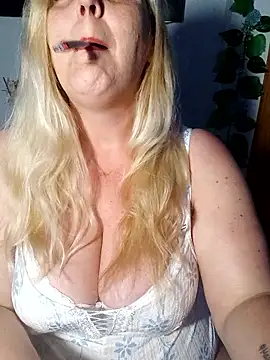 BecciDeluxe online show from 17, 4, 2026