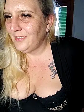 Snapshot of BecciDeluxe chatting on 8, 5, 2026 BecciDeluxe online show from 8, 5, 2026