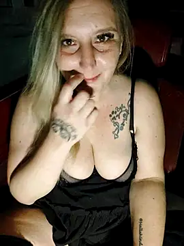 Snapshot of BecciDeluxe chatting on 28, 11, 2025 BecciDeluxe online show from 28, 11, 2025