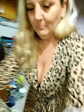 Snapshot of BecciDeluxe chatting on 11, 11, 2025 BecciDeluxe online show from 11, 11, 2025