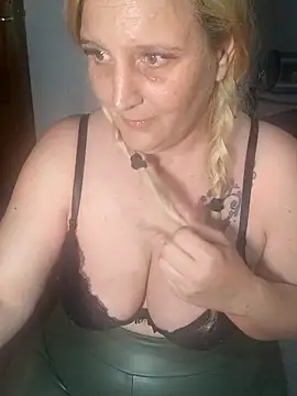 BecciDeluxe online show from 5, 3, 2026