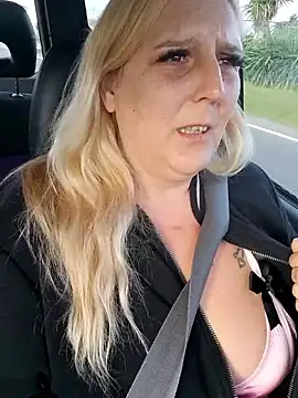 BecciDeluxe online show from 12, 1, 2026