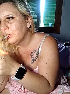 Snapshot of BecciDeluxe chatting on 4, 5, 2026 BecciDeluxe online show from 4, 5, 2026